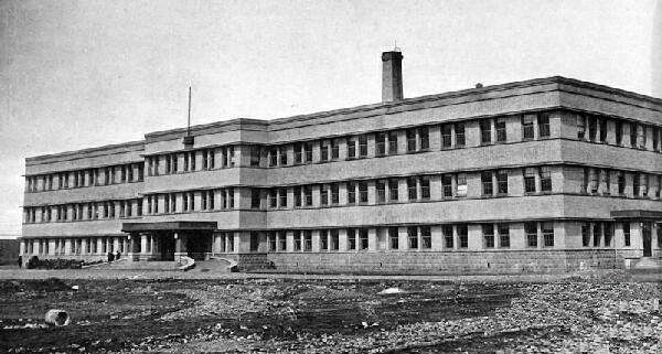 圖為昭和制鋼所本社事務所舊址。1949年7月9日，鞍山鋼鐵公司在這座樓前舉行盛大莊嚴的開工典禮，宣布新中國的第一個大型鋼鐵企業(yè)正式開工。（資料照片）