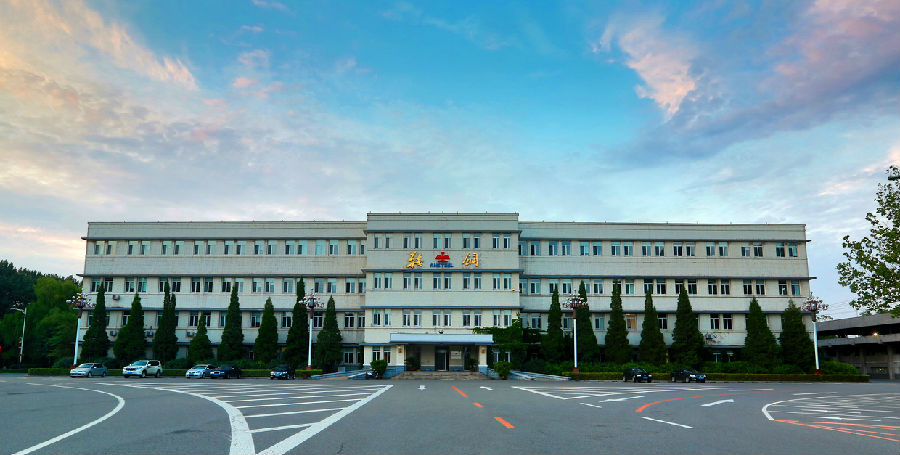 1950年，鞍鋼根據(jù)工作需要，在原三層樓的基礎上加蓋一層，現(xiàn)為四層。圖為2019年拍攝的昭和制鋼所本社事務所舊址現(xiàn)貌（現(xiàn)鞍山鋼鐵集團有限公司機關(guān)）。（康成明 攝）