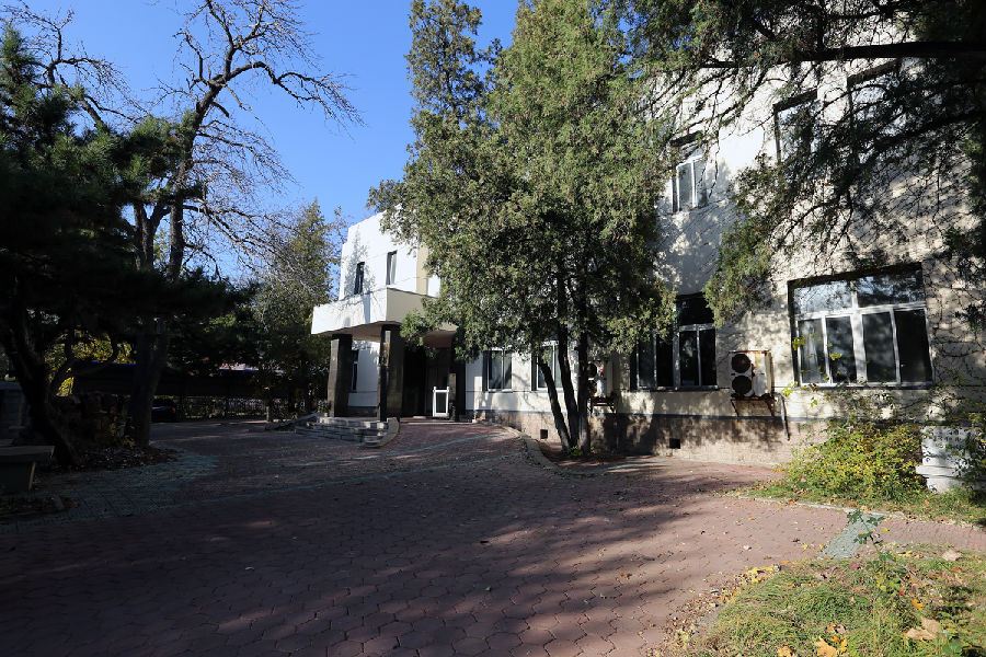 1986年，該樓正式改為鞍鋼老干辦。圖為2019年拍攝的昭和制鋼所迎賓館舊址現(xiàn)貌（現(xiàn)鞍鋼老干辦）。（馬明銘 攝）