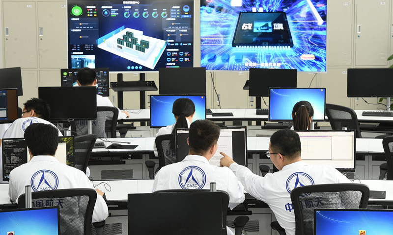 近日，航天科技一院12所建立了以平臺架構和貨架產品為共享基礎的研發模式，同時依托基礎軟件研發創新實驗室建設，為軟件產品研制提供獨立、穩定、專業的軟件產品開發及調試驗證環境。目前，已有多型自主可控核心軟件產品誕生于該所基礎軟件研發創新實驗室，為我國運載火箭軟件產品研制提供支撐，實現軟件產品研發“準確、快速、低成本、高質量”。圖為航天科技一院12所基礎軟件研發創新實驗室。