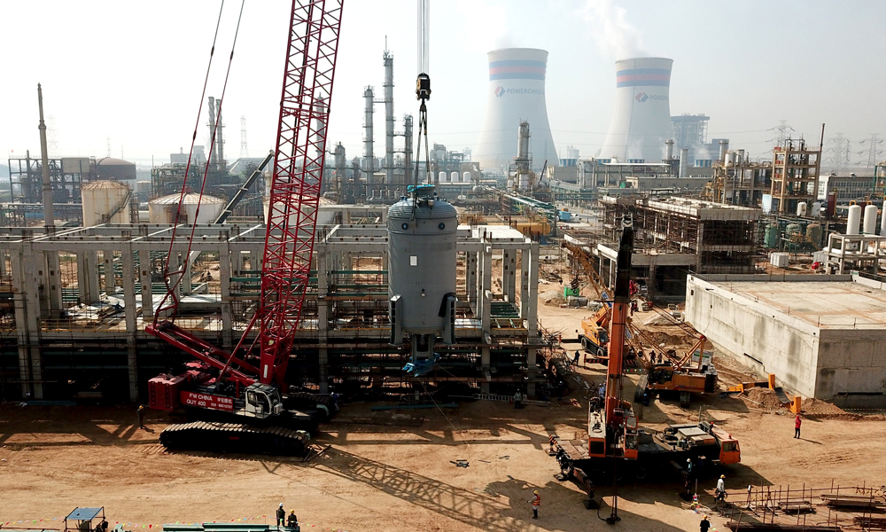 10月11日，隨著起重工一聲清脆的哨聲，中國化學(xué)工程所屬天辰公司巴基斯坦PVCIII擴(kuò)建項(xiàng)目單體最重的設(shè)備聚合釜（85噸）緩緩升起，“提升、回轉(zhuǎn)、下降、就位”整套動作一氣呵成。