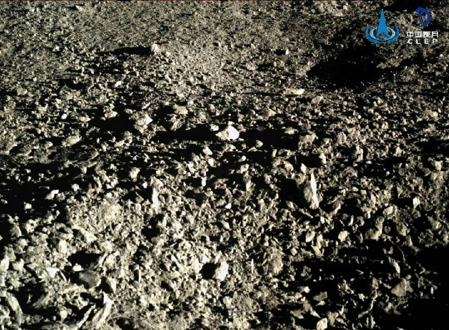 嫦娥四號(hào)著陸器完成第十月晝的科學(xué)探測(cè)工作，于10月5日19時(shí)30分進(jìn)入第十月夜。第十月晝工作期間，著陸器工況正常，能量平衡，有效載荷月球中子及輻射劑量探測(cè)儀、低頻射電譜儀按計(jì)劃開(kāi)展有效探測(cè)工作，地面接收科學(xué)探測(cè)數(shù)據(jù)正常。“玉兔二號(hào)”巡視器于10月5日15時(shí)43分完成月夜設(shè)置，進(jìn)入休眠。第十月晝期間，巡視器根據(jù)整體規(guī)劃進(jìn)行移動(dòng)，目前累計(jì)行走289.769米。