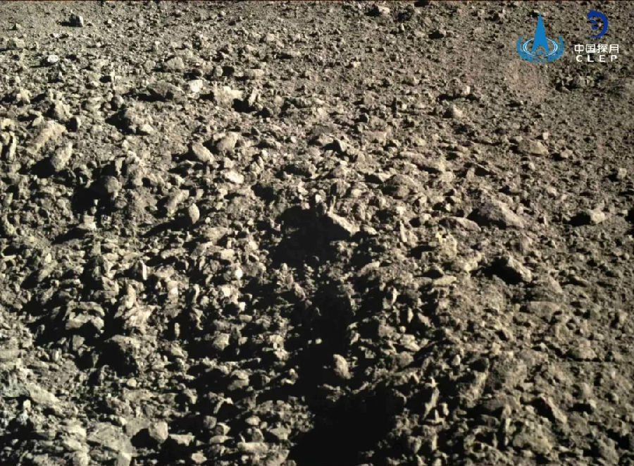 在國(guó)慶節(jié)前后，嫦娥四號(hào)著陸器和“玉兔二號(hào)”巡視器突破十個(gè)月球日工作期，遠(yuǎn)遠(yuǎn)超出設(shè)計(jì)壽命，以出色完成科學(xué)探測(cè)任務(wù)向新中國(guó)成立70周年獻(xiàn)禮。目前，地面科研團(tuán)隊(duì)正在對(duì)各科學(xué)載荷獲取的第一手探測(cè)數(shù)據(jù)進(jìn)行處理分析，在已取得的科研成果基礎(chǔ)上深入開(kāi)展研究。