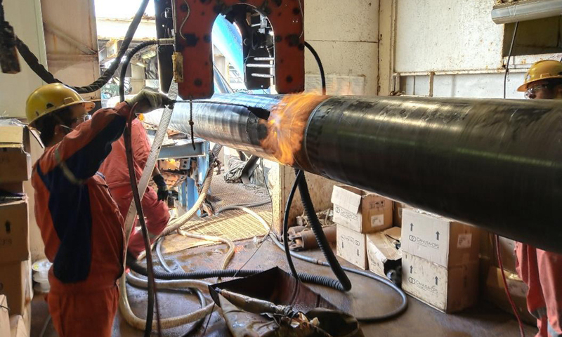 國慶期間，中國海油黨員干部在各條戰線充分發揮先鋒模范作用，站排頭、當先鋒，用實際行動詮釋忠誠與擔當，充分調動了廣大員工生產積極性。圖為10月7日，中國海油所屬海油工程安裝事業部海管作業公司旅大21-2/16-3油田海管鋪設項目工作場景，截至目前，項目已鋪設海管55.23公里，焊接合格率達99.94%。