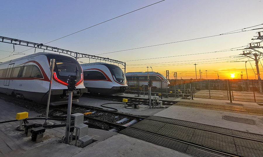 北京大興國際機場線為連接北京市中心城和大興國際機場的快速軌道交通專線，是全國第一個時速160公里的地鐵軌道線，全長41.36公里，設草橋、大興新城、大興機場北航站樓3座車站，全程最快僅需19分鐘。圖為蓄勢待發的“白鯨”號列車。（范成濤 攝）