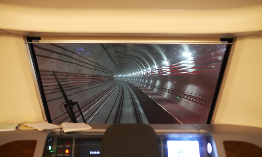 北京大興國際機場線在建設中引入全周期投融資模式，是北京市第一條從投資、建設到運營全周期采用政府和社會資本合作模式（PPP）的城市軌道交通線路。中國鐵建投資集團代表中國鐵建參與該線社會資本投資，為項目注入社會資本占總投資的50%以上，中鐵十二局、中鐵十四局、中鐵二十三局、鐵五院等單位承擔了北京大興國際機場線部分盾構隧道、全線鋪軌、草橋站、部分機電安裝工程、全線通號的施工任務，以及部分設計任務。圖為列車無人駕駛系統。（范成濤 攝）