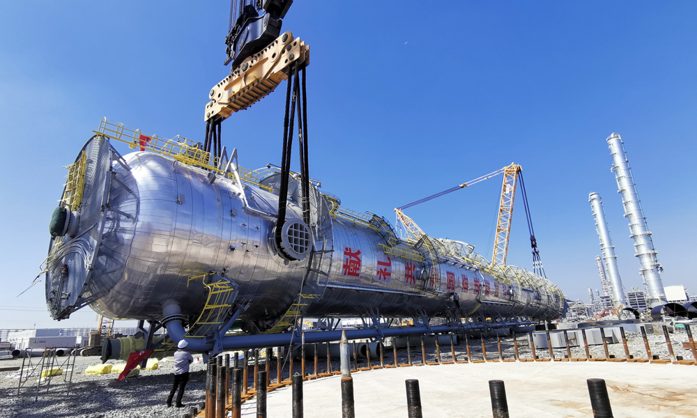 9月24日，中國化學工程承建的140萬噸/年乙烯項目1#丙烯塔成功吊裝就位，標志著浙江石化4000萬噸/年煉化一體化項目二期工程3#乙烯項目安裝拉開序幕。圖為吊裝現場。