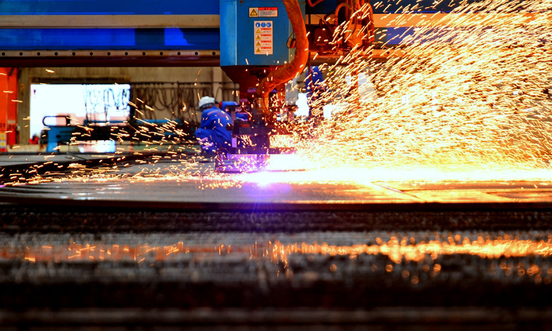 近日，中國海油所屬海洋石油工程股份有限公司建造事業部青島場地生產全面“換擋提速”，各項目的生產建造工作正按計劃全力推進。圖為企鵝項目大型不銹鋼工藝管道預制現場，一名焊工正在緊張地進行焊接作業。