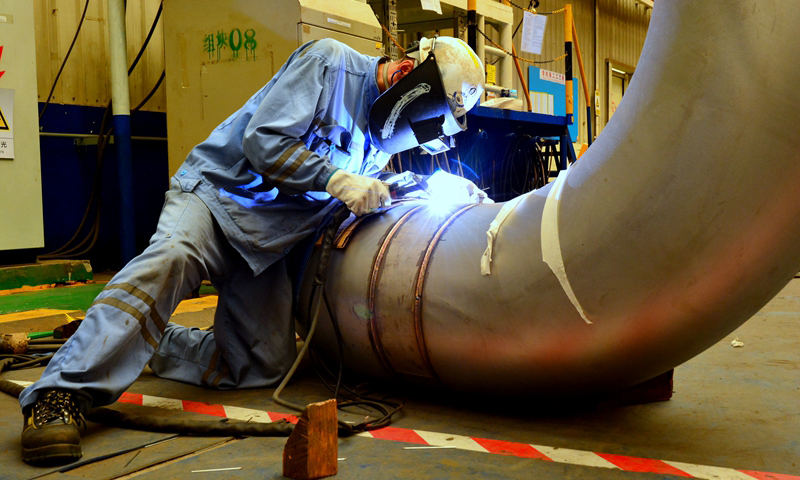 正值秋季生產高峰，海油工程建造事業部各生產建造場地共有10多個國內外大中型項目同時建造。圖為陵水項目板材下料作業區，施工作業人員正使用等離子進行板材下料切割工作。
