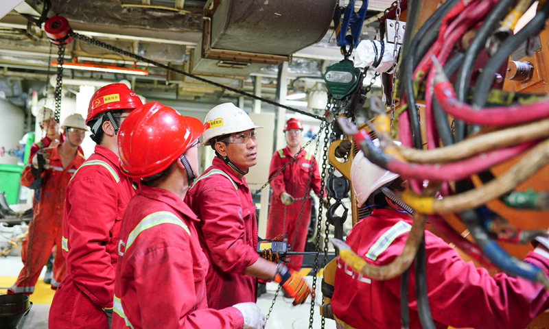 針對到來的秋季施工“黃金期”，海油工程不斷加大施工過程安全、質量風險管控力度，全力保證各項目安全、優質、高效地按計劃有序進展。圖為“海洋石油923”鉆井平臺正在LD21-2-A16H井位作業，吊運安裝柴油機。