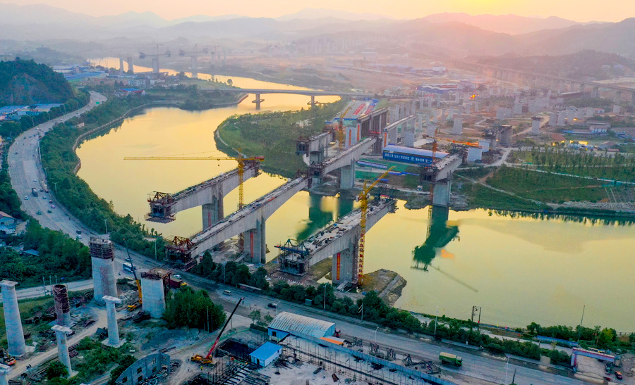 圖為夕陽下的舞水灣特大橋。