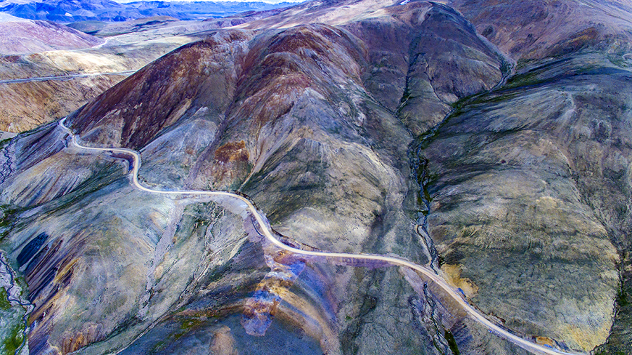 圖為仲巴公路。（金偉 攝）