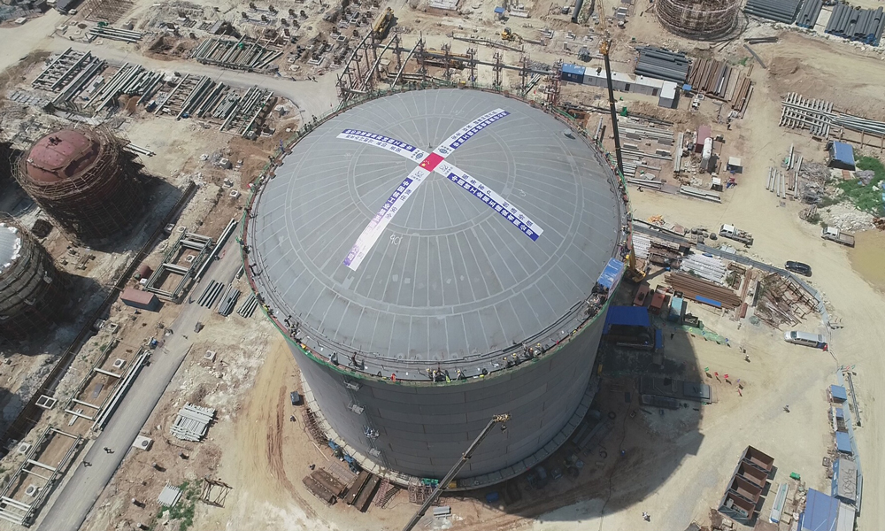 8月22日上午，經過3個多小時作業，中國化學工程所屬華陸科技EPC總承包的萬華化學集團股份有限公司聚氨酯產業鏈一體化乙烯項目——乙烯罐區低溫罐組5萬方乙烯儲罐氣壓升頂順利完成。萬華低溫罐項目乙烯罐為華陸科技自主設計計算，擁有多項專有技術。據了解，乙烯罐的設計形式為雙金屬全容罐，罐頂采用經緯線結構，設計采用國際標準API620，主體材料采用ASME SA-553 Type-I，拱頂梁采用Q345E，蒙皮板材料采用16MDR，拱頂高度10076mm，直徑49米，升頂總配重約300噸。