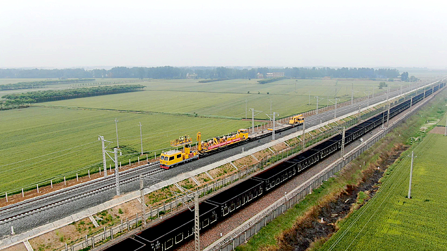 中國鐵建電氣化局負(fù)責(zé)該鐵路735公里的“四電”施工任務(wù)。在接觸網(wǎng)施工中，項(xiàng)目組采用銀銅合金接觸線，導(dǎo)電性能更加優(yōu)良，極大地提高了機(jī)車牽引能力。同時(shí)，他們建設(shè)的智能牽引變電所，有效解決了機(jī)車牽引功率大而造成的牽引變電所回流電流過大問題。