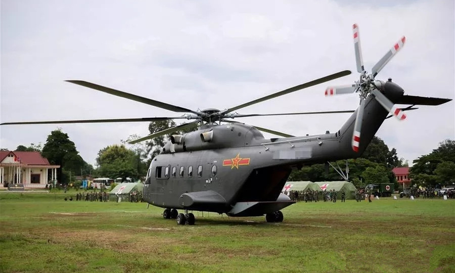 此次參與救援行動的直升機以國產“直-8G”型直升機為平臺，加裝了模塊化的醫療救護系統，配備了除顫監護儀、急救呼吸機、輸液泵、吸引器、電子血壓計、脈搏血氧飽和度儀、供氧系統、綜合電源系統等設備，可在平時和戰時條件下實施搜索營救、遇險急救、快速后送任務，是我國自主研發、完全國產化的新型治、送結合的救護直升機。圖為“直-8G”新型加改裝救護直升機。