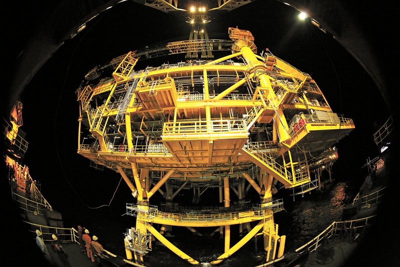 平臺海上吊裝總共有4吊，分別為上部組塊、棧橋、生活樓與鉆機模塊，其中上部組塊海上吊裝重量4900余噸。施工各方展開“頭腦風暴”，優化切割裝船固定方案，組塊精準就位導管架。圖為組塊吊裝現場。 