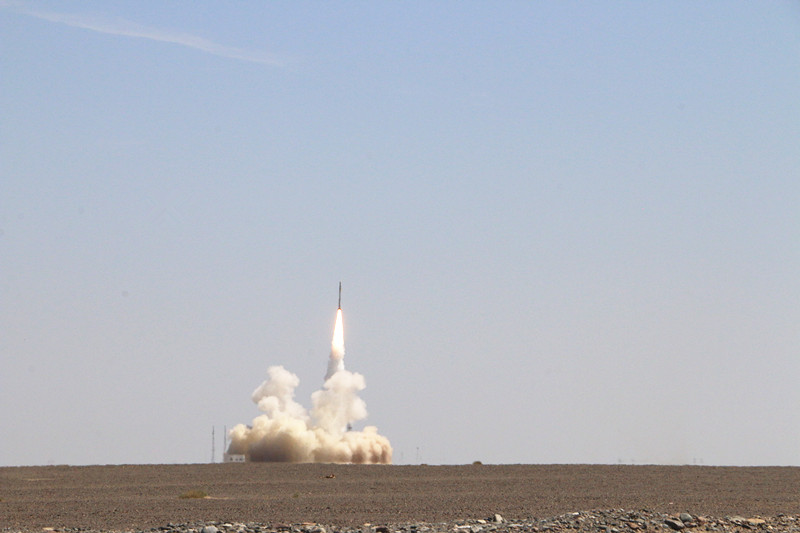 8月17日中午12時11分，我國在酒泉衛星發射中心成功發射“捷龍一號”運載火箭，以“一箭三星”方式，順利將三顆衛星送入預定軌道。這是由中國航天“國家隊”首次采用純商業化模式執行的商業航天發射，掀開了我國商業航天領域的新篇章。圖為“捷龍一號”運載火箭點火升空瞬間。