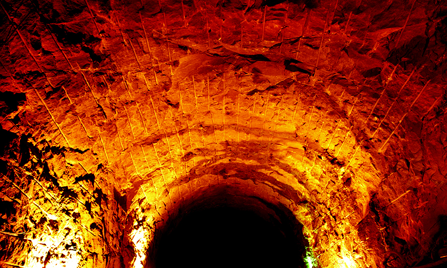 此外，隧道除設置風機和風帶等基礎通風設施外，還采用“接力通風法”，每隔1公里設1處氧氣中轉站，較好地解決了高原長大隧道內高溫缺氧的施工難題。圖為拉林鐵路布喀木隧道光面水壓爆破局部圖。