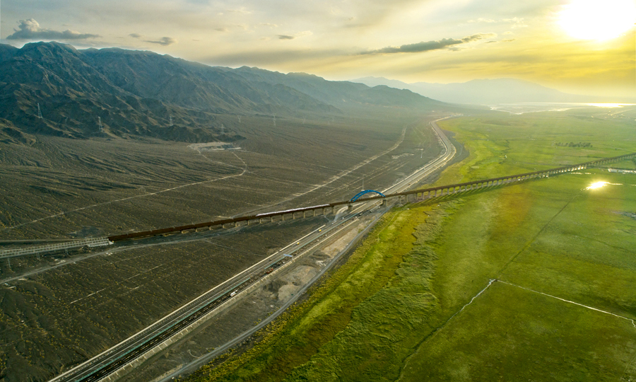 近日，由中國鐵建所屬中鐵十四局、中鐵二十三局等單位建設(shè)的絲綢之路經(jīng)濟(jì)帶交通建設(shè)重點(diǎn)工程——連霍高速公路改擴(kuò)建工程小草湖至烏魯木齊段上行線正式通車。圖為通車后的連霍高速公路小烏段。