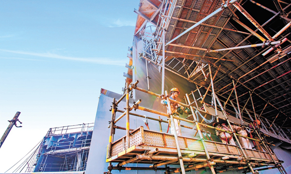 前七個月，他們已完成8萬多噸鋼結構加工量。目前同步推進的8個單體、6個導管架和1個組塊項目，大部分都是國內油氣項目。據了解，海油工程結構舾裝作業部舾裝隊為保質量、保進度，采用兩班倒的方式，白班朝八晚八，夜班晚五夜一。牢記“我為祖國獻石油”初心和使命的他們，施工節奏正不斷按下“快進鍵”。圖為建設者頂著烈日在高空搭設腳手架。