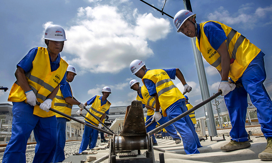 近日，隨著一對500米長鋼軌鋪到安徽省阜陽西站接軌點，由中國鐵建所屬中鐵十一、十八局等單位建設(shè)的我國華東地區(qū)第二條快速客運通道——商合杭高鐵合肥至商丘段鋪軌完成，向11月30日具備開通運營條件的目標邁出了重要一步。圖為作業(yè)人員正在鋪設(shè)最后一對500米長軌。（彭特 攝）