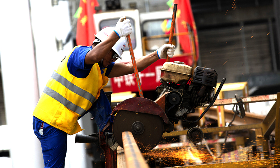 商合杭高鐵建成通車后，將實現(xiàn)華東第二通道客運與貨運的分流運輸，并將與長三角城際鐵路網(wǎng)形成互聯(lián)互通，形成我國西北地區(qū)與華東地區(qū)的快速客運通道，完善中部地區(qū)鐵路網(wǎng)布局，對助力區(qū)域向更高質(zhì)量一體化發(fā)展有著重要的意義。屆時，杭州至商丘將由11個小時縮短至4個小時左右。圖為作業(yè)人員切割鋼軌。（彭特 攝）