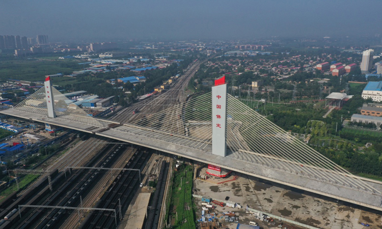 圖為7月30日，無人機拍攝轉體施工完成的大橋。新華社發（王會堂 攝）