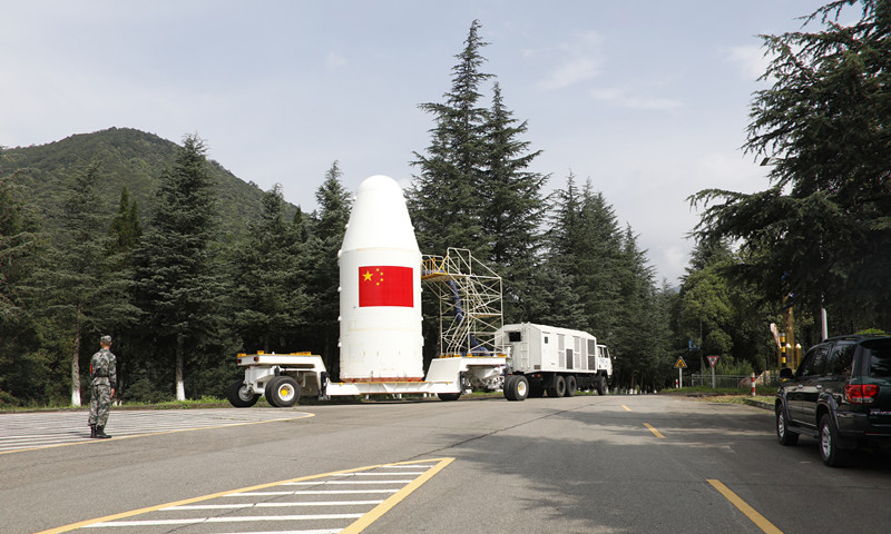 圖為遙感三十號(hào)05組衛(wèi)星轉(zhuǎn)運(yùn)。（石立群 攝）