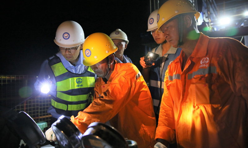 圖為7月28日，中國中鐵八局建設(shè)者在中老鐵路老撾瑯勃拉邦湄公河特大橋上向最后一個(gè)合龍節(jié)段澆筑混凝土，進(jìn)行大橋合龍工作。新華社發(fā)（熊天澤 攝） 