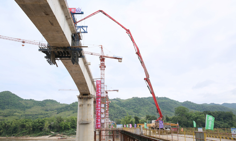 圖為7月28日拍攝的合龍后的中老鐵路老撾瑯勃拉邦湄公河特大橋。新華社發(fā)（熊天澤 攝）