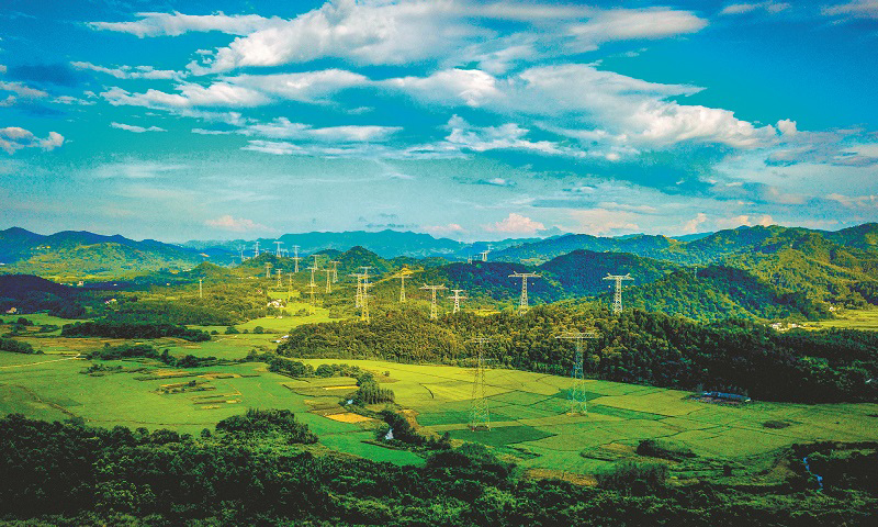 安徽省地處華東西部，是西部清潔能源輸送華東負(fù)荷中心的必由之路，全境有特高壓線路2726千米，118條特（超）高壓線路，在境內(nèi)共形成池州九華、宣城宣廣、蕪湖南陵等3處密集通道。圖為安徽省池州青陽山區(qū)九華特高壓密集通道。
