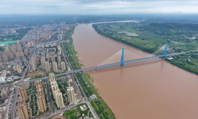 圖為7月23日，無人機拍攝的南溪仙源長江大橋。（新華社記者 劉坤 攝）