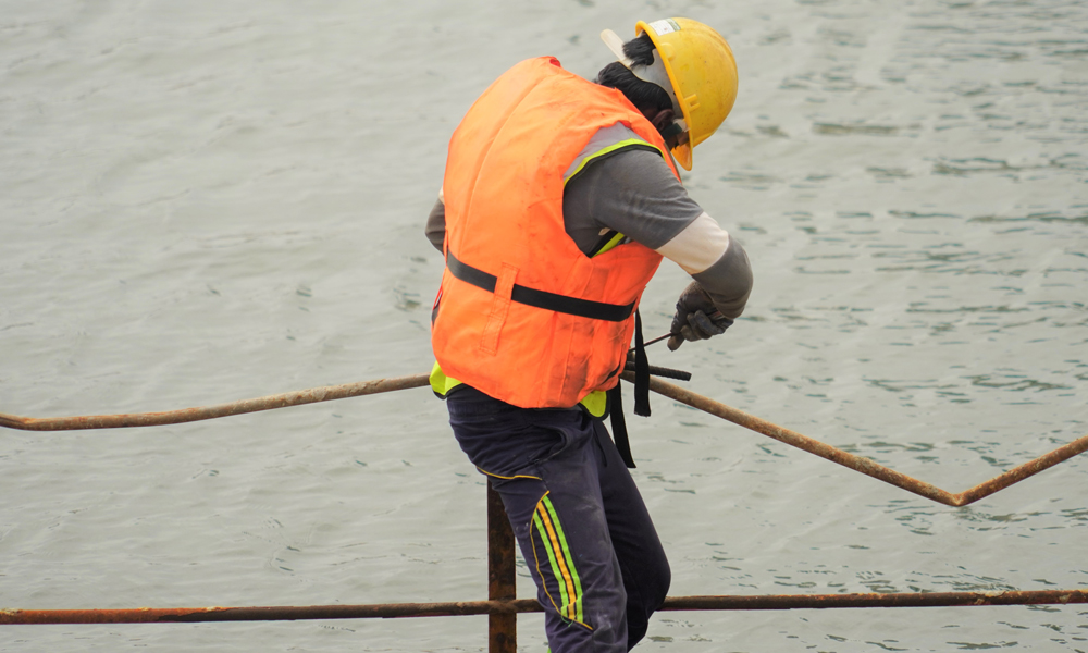 圖為7月22日，一名當地工人在斯里蘭卡科倫坡港口城景觀水道區域準備安裝安全護欄。（新華社記者 唐璐 攝）