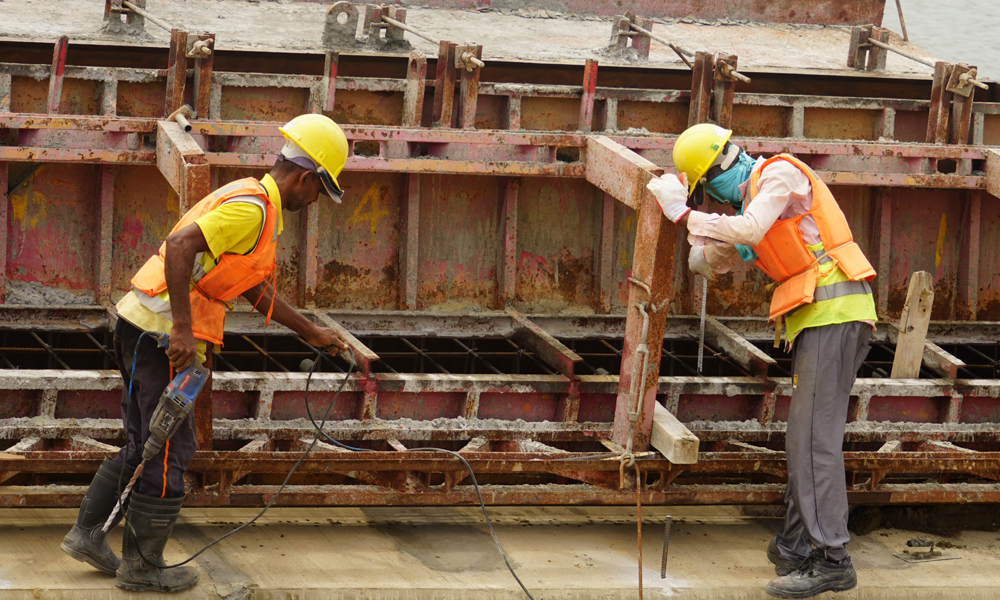圖為7月22日，當地工人在斯里蘭卡科倫坡港口城景觀水道區域準備安裝安全護欄。（新華社記者 唐璐 攝）