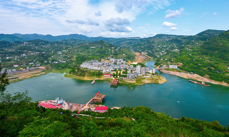 7月18日凌晨2點，經過建設者連續27小時作業，鄭（州）萬（州）高鐵重難點控制性工程彭溪河多線特大橋10號主墩承臺完成混凝土澆筑，標志著該橋深水區作業全部結束，為全線建成通車打下堅實基礎。圖為鄭萬高鐵重點控制工程彭溪河多線特大橋遠景。（劉興敏 攝）