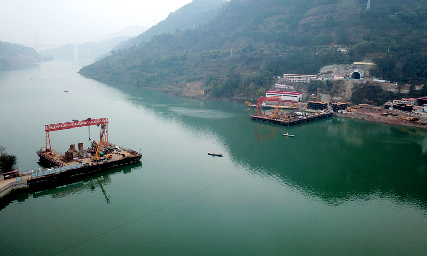 彭溪河多線特大橋是鄭萬高鐵重慶段的關鍵控制性工程，施工工藝復雜、技術難度大、安全風險高。此次2300多方大體積主墩承臺混凝土順利澆筑完成，標志著大橋深水基礎施工各項難題均取得了突破。大橋預計在2020年上半年合龍。圖為鄭萬高鐵彭溪河多線特大橋航拍。（劉興敏 攝）
