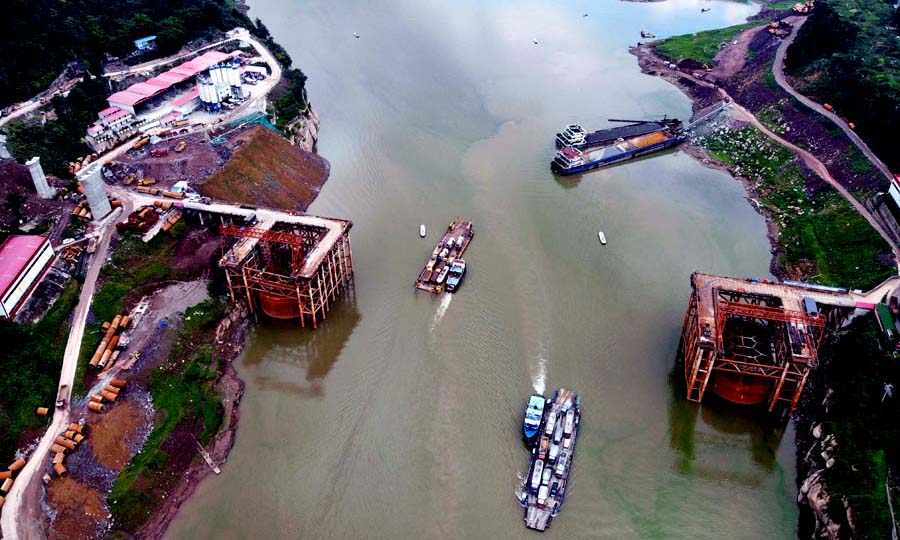 據悉，鄭萬高鐵重慶段全長184公里，是我國“八縱八橫”高鐵網絡的重要組成部分，也是我國第一條橋隧比超過90%的復雜險峻山區高速鐵路。建成通車后，從重慶坐火車到北京，可直接走渝萬高鐵、鄭萬高鐵，全程將由目前的12小時縮至6小時左右。圖為鄭萬高鐵彭溪河多線特大橋施工現場航拍。（劉興敏 攝）