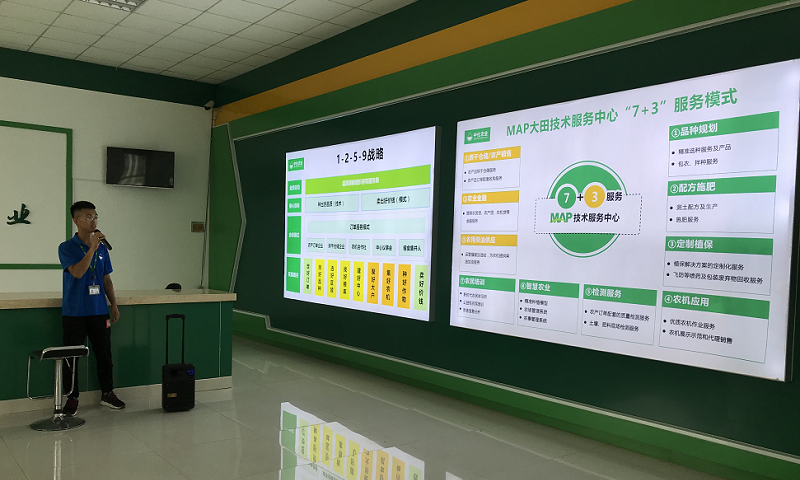 中化農業(yè)山東陽信糧作MAP技術服務中心圍繞“7+3”的服務模式，針對陽信及周圍縣區(qū)的規(guī)模化種植者提供品種規(guī)劃、配方施肥、定制植保、農機服務、檢測服務、智慧農業(yè)、農民培訓等7種農業(yè)技術服務，以及烘干倉儲/農產銷售、農業(yè)金融、農用柴油供應等3項拓展服務，助力種植戶實現“種出好品質，賣出好價錢”。（國務院國資委網站 宋詞 攝）