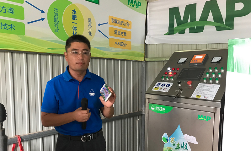 圖為位于示范農場旁的智能配肥站控制設備，中化農業(yè)水肥一體化技術總監(jiān)王寶杰在進行設備演示。王寶杰告訴記者，液體水溶肥和水一塊進入試驗田中可以使肥料的利用率達到90%以上。（國務院國資委網站 宋詞 攝）