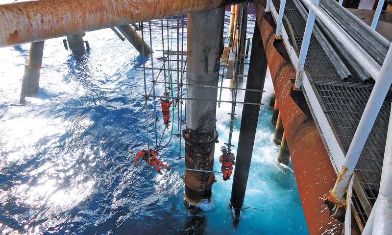 近日，持續(xù)的高溫天氣絲毫沒有影響員工的工作狀態(tài)，他們堅守崗位保障安全生產(chǎn)。圖為7月5日，中國海油陸豐13-1平臺順利完成平臺開排沉箱D-900漏熱氣點修復(fù)作業(yè)。現(xiàn)場生產(chǎn)人員和陸地主管齊心協(xié)力，解決了一直以來困擾平臺生產(chǎn)的難題，保障了油田的產(chǎn)量和油井的生產(chǎn)時率，消除了隱患，確保了設(shè)備的完整性。