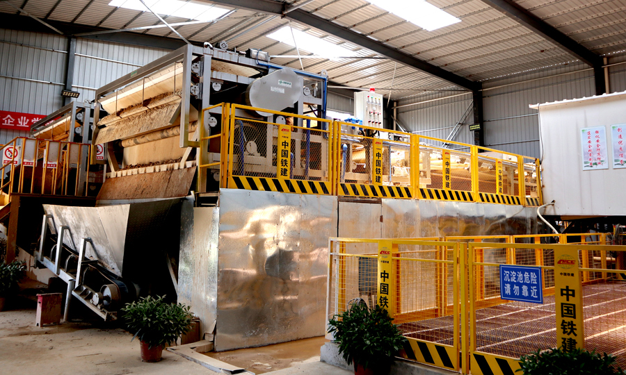 在該公司廣州地鐵18號(hào)線番南2號(hào)盾構(gòu)井施工現(xiàn)場(chǎng)，一座60平方米的廠房一頭連著渣土存儲(chǔ)倉(cāng)，一頭連著碎石存儲(chǔ)倉(cāng)。隨著機(jī)器開(kāi)動(dòng)，運(yùn)輸皮帶將渣土連同泥水一起輸送到廠房，通過(guò)震動(dòng)加水沖洗，分離出大粒徑石塊和污泥。圖為盾構(gòu)渣土環(huán)保處理系統(tǒng)泥沙處理系統(tǒng)。（楊盼龍 攝）