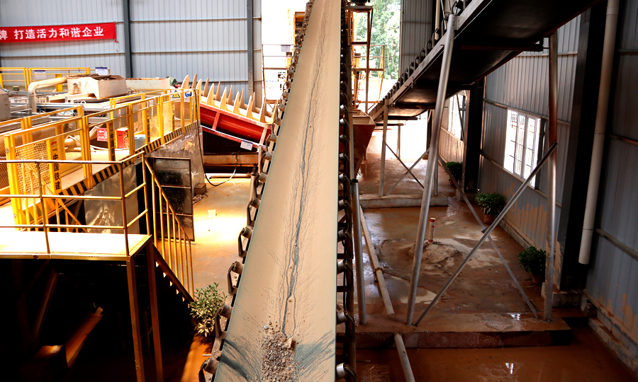 該項(xiàng)目建立盾構(gòu)渣土環(huán)保處理系統(tǒng)不僅可以處理渣土淤泥，還能將處理后的合格碎石、清水重復(fù)利用，可謂一舉多得。圖為盾構(gòu)渣土環(huán)保處理系統(tǒng)砂石料皮帶傳送機(jī)。（楊盼龍 攝）