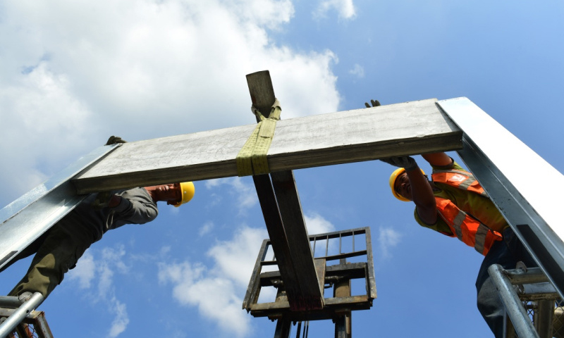 圖為7月9日，工人在京哈高速長(zhǎng)春至拉林河段為公路加裝聲屏障。（新華社記者 林宏 攝）