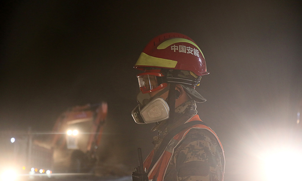 圖為6月6日，安全員通宵值守。（李明 攝）