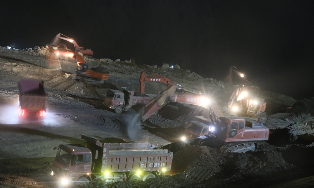 圖為6月16日拍攝的夜間施工現(xiàn)場(chǎng)。（李明 攝）