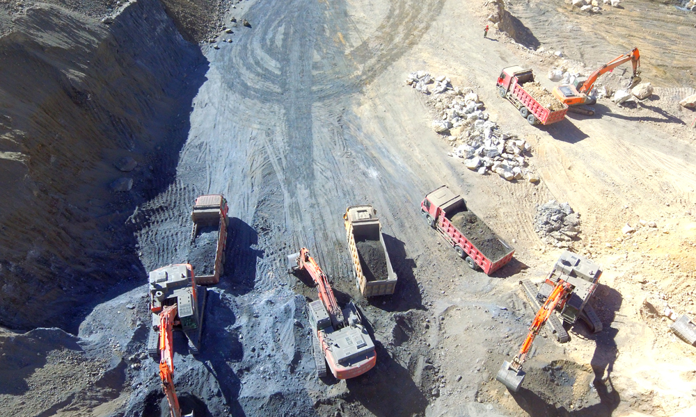 金沙江白格堰塞湖左岸殘?bào)w應(yīng)急處置工程在60天內(nèi)完成約245萬(wàn)方的開(kāi)挖轉(zhuǎn)運(yùn)方量，平均每天4.9萬(wàn)方，最高強(qiáng)度6.7萬(wàn)方。為保證工程迅速開(kāi)工，中國(guó)安能第三工程局按照搶險(xiǎn)救援模式，迅速啟動(dòng)應(yīng)急響應(yīng)。圖為6月24日，無(wú)人機(jī)航拍的工程施工現(xiàn)場(chǎng)。（李明 攝）