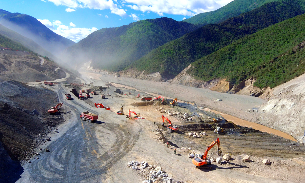 近日，中國(guó)安能第三工程局承擔(dān)的金沙江白格堰塞湖左岸殘?bào)w應(yīng)急處置工程順利開(kāi)工，該項(xiàng)目是去年金沙江白格堰塞湖排險(xiǎn)的后續(xù)工程，要在汛期到來(lái)之前將滑坡體左岸2920高程以上的殘?bào)w全部清除，確保今年金沙江能夠安全度汛。圖為6月24日拍攝的施工現(xiàn)場(chǎng)。（李明 攝）