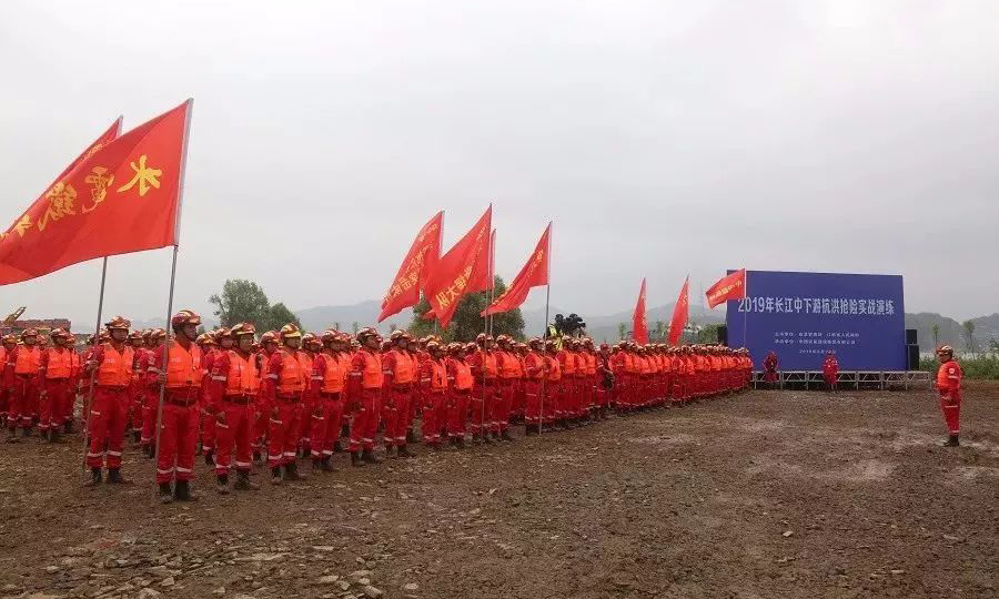 6月20日，由國家應(yīng)急管理部、江西省人民政府主辦、中國安能承辦的“2019年長江中下游抗洪搶險(xiǎn)實(shí)戰(zhàn)演練”在江西九江舉行。中國安能集團(tuán)500余名搶險(xiǎn)隊(duì)員攜各類專業(yè)搶險(xiǎn)裝備，承擔(dān)了全部6個(gè)科目的實(shí)戰(zhàn)演練。圖為演練現(xiàn)場。