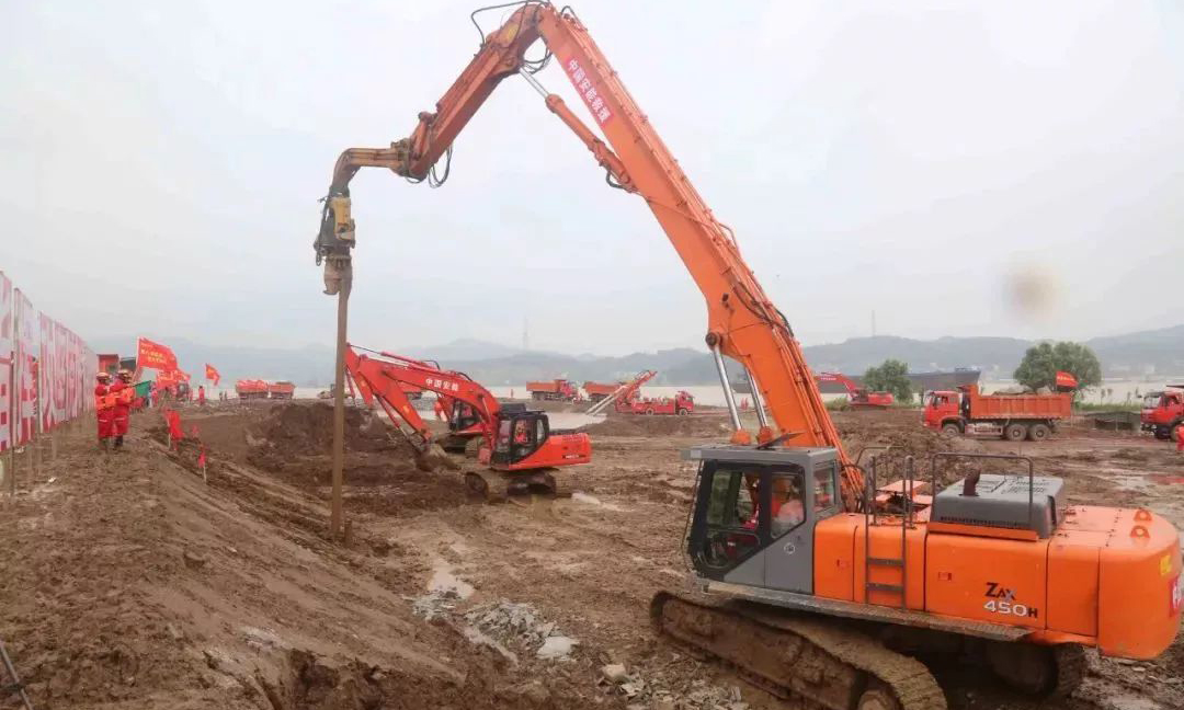 圖為液壓打樁機(jī)處置滑坡。