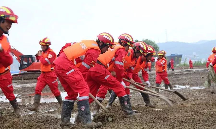 圖為搶險(xiǎn)隊(duì)員清理圍井基礎(chǔ)。